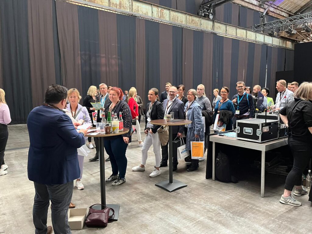 Schlange stehen für den Antrag auf dem Deutschen Immobilientag