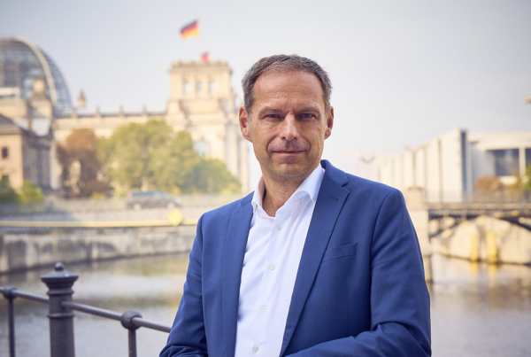 Thorsten Alsleben vor dem Bundestag