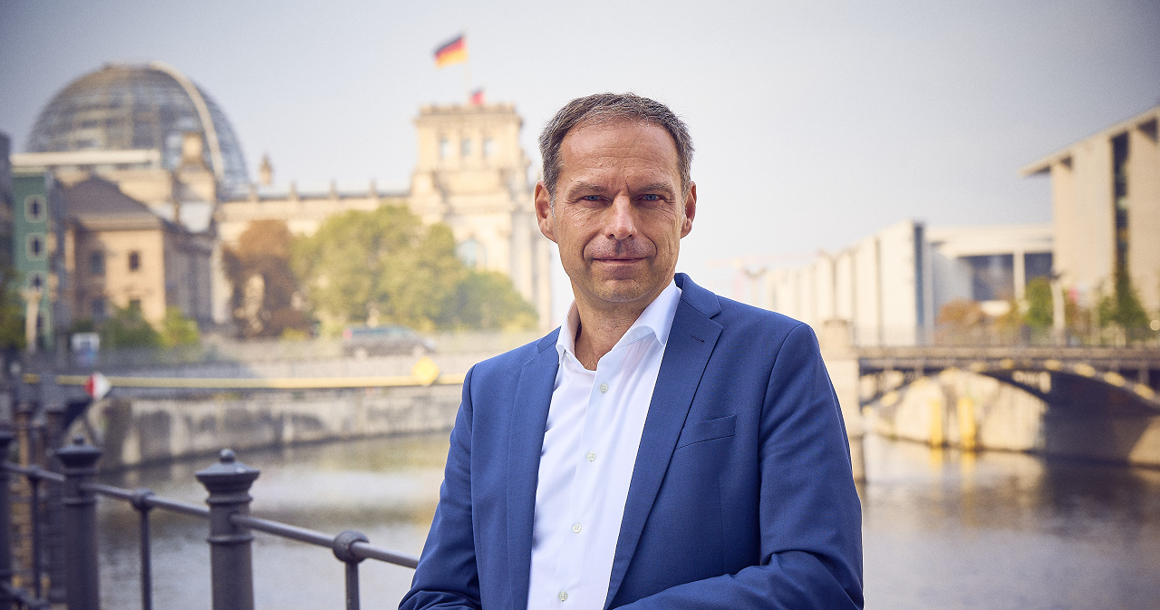 Thorsten Alsleben vor dem Bundestag